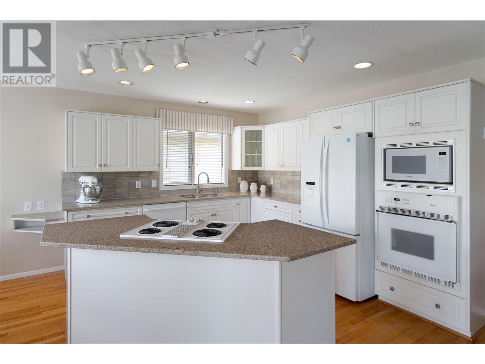 404 595 YATES Road, Kelowna