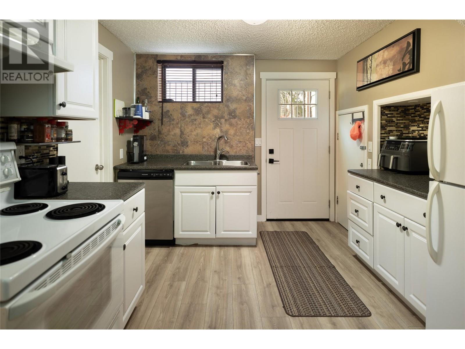 990 Walker Drive, Kelowna