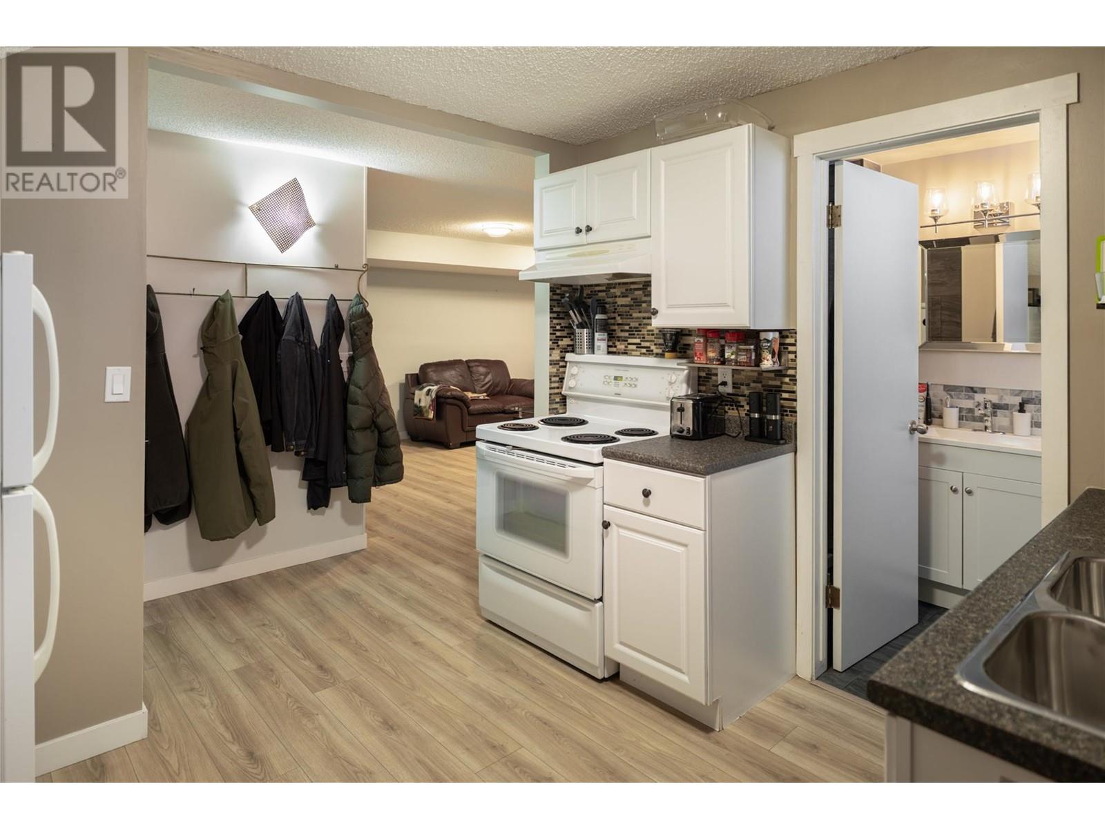  990 Walker Drive, Kelowna