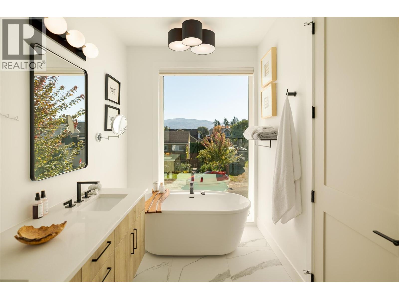  884 Patterson Avenue, Kelowna