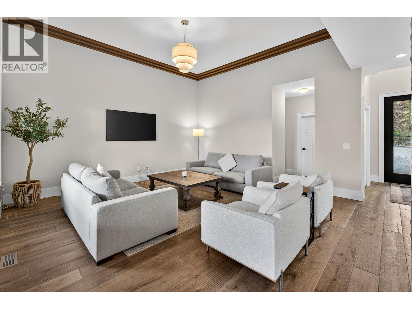  460 Rockview Lane, Kelowna